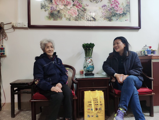 3、公司紀(jì)委書記、工會(huì)主席張奇志慰問(wèn)80歲以上高齡退休職工代表陳佩群.jpg