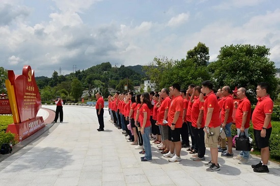 追尋紅色足跡 弘揚(yáng)建黨精神——白云山潘高壽慶“七一”·喜迎二十大主題黨日活動(dòng)1.jpg